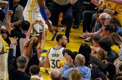 NG SPORTS-包含库里回归赛场，惊险取胜首场状态亮眼，独行侠观众沸腾！的词条