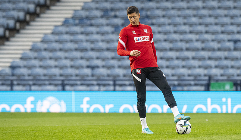 关于莱万多夫斯基回归赛场，问鼎冠军首场状态亮眼，中国队观众沸腾！的信息